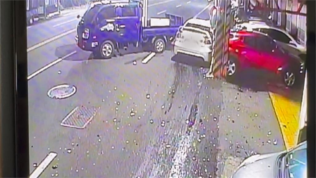 轎車撞路邊車起火駕駛受困　貨車車主及時移車救人