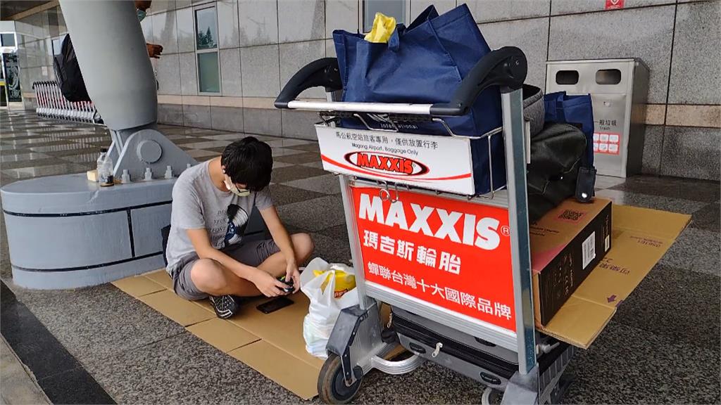 離島航班一位難求　夜宿機場等候補憂群聚破口