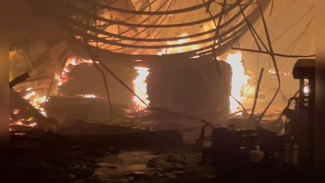 新竹家具店倉庫起火　2層樓高鐵皮倉庫大火狂燒