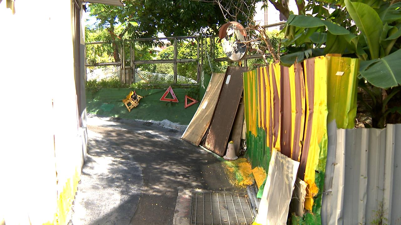 踏入異世界？板橋小巷道路被塗滿油漆　居民自己劃設交通號誌、標線