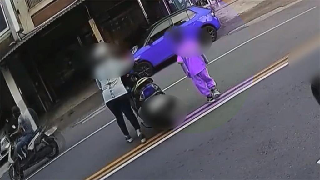 不當身教！家長接小孩放學　竟牽車違規穿越馬路
