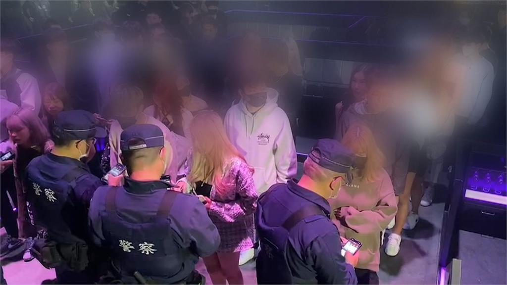 全新體驗！中市警臨檢夜店奇招　趁空檔播署長反詐騙宣導片