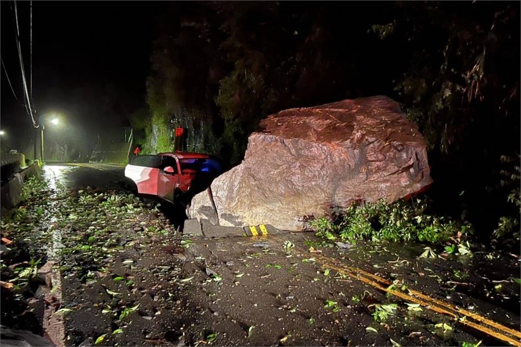 快新聞／新北烏來凌晨落石直擊小客車！　險釀傷亡