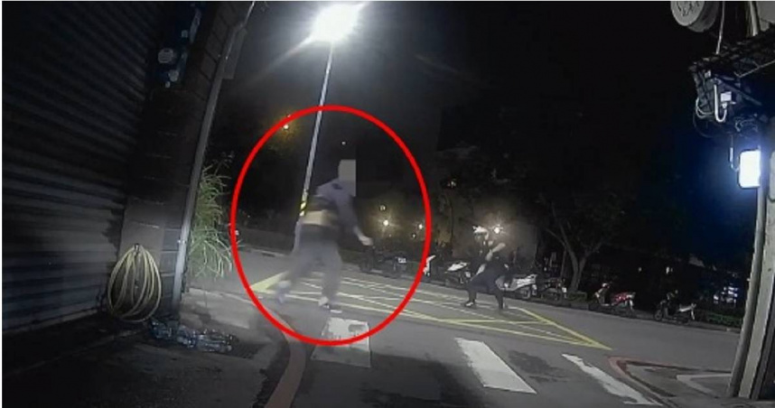 吸毒持刀搶計程車！男踹門街上狂揮　警騎車撞人壓制