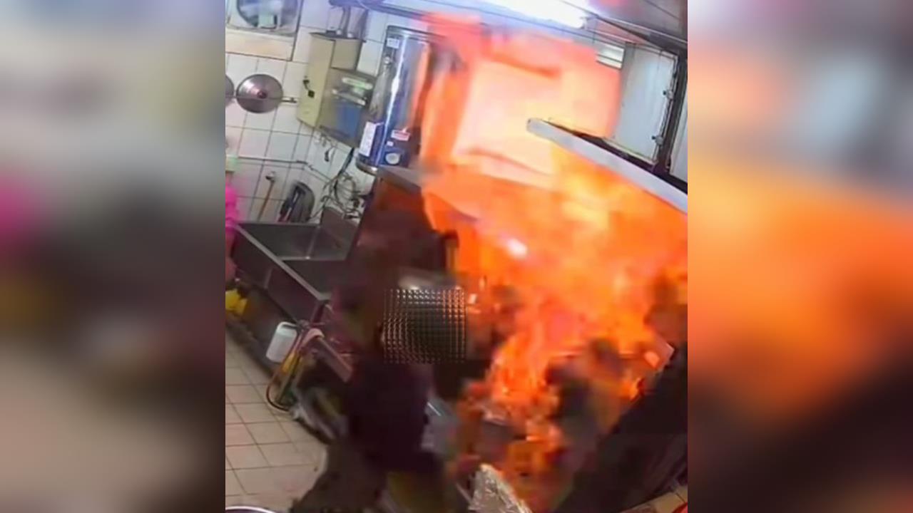 快新聞/士林薑母鴨閃燃意外!烈焰猛撲老闆臉部 火舌直逼天花板