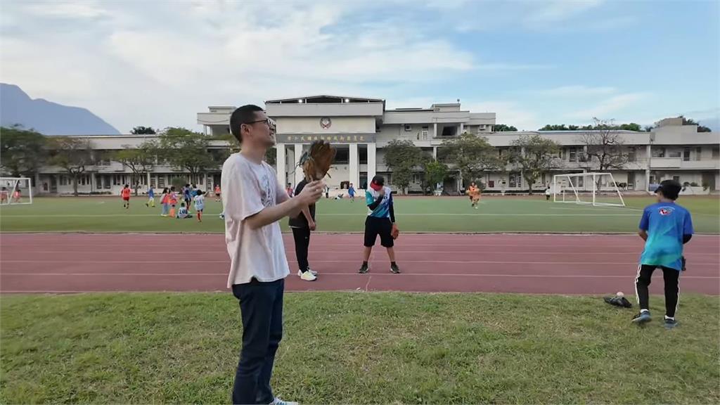 少棒國手的故鄉！訪花蓮新城看原民小將練球　中台日人以球會友網讚翻