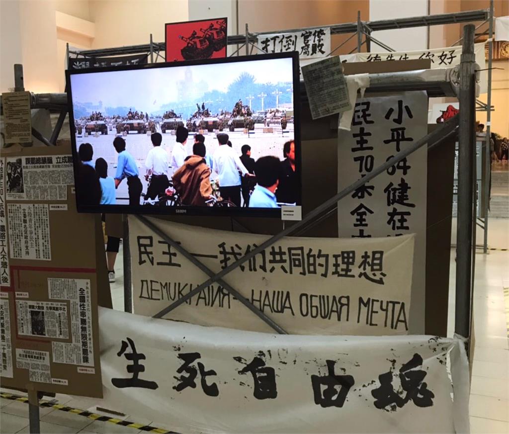 被迫遺忘的六四／中國遊客在自由廣場看紀錄片淚崩：我由衷敬佩這些學生