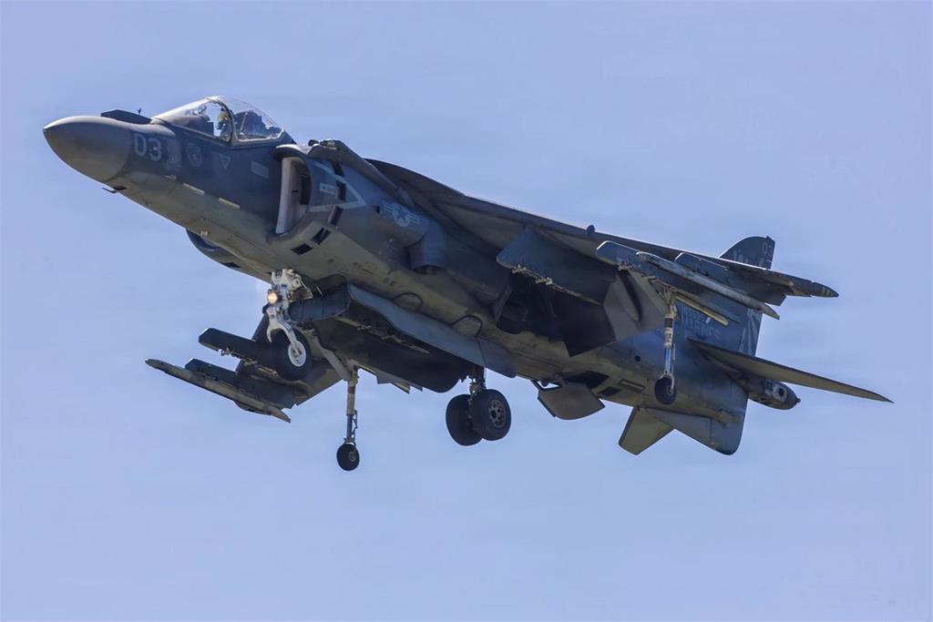 從波灣戰爭飛到逮馬杜洛　全球首款垂直起降戰機「AV-8B鷂式II」正式告別美陸戰隊