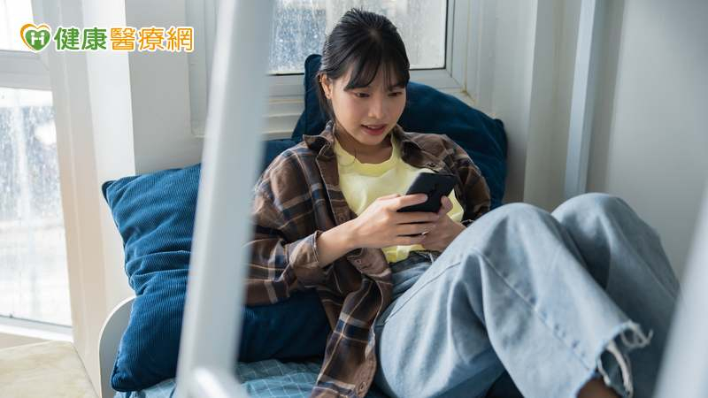 當「低頭族」超傷頸椎？醫揭滑手機「NG姿勢」不要做！
