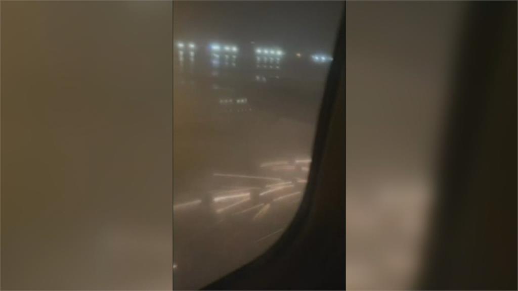 驚魂！美國客機驚險降落　跑道上冒出大量火星