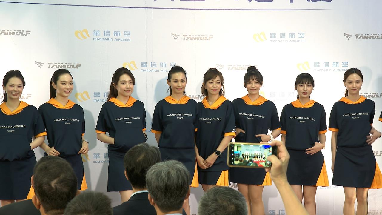 國籍航空慶祝35週年! 「假日限定」黃藍配色新制服上線