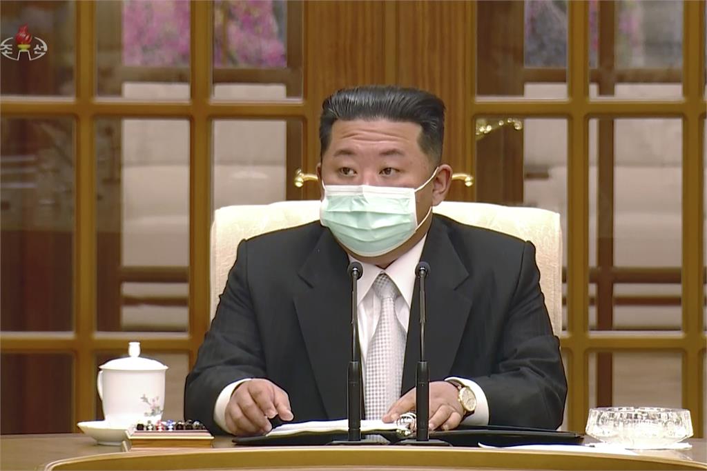 快新聞／北朝鮮首度承認有確診個案　金正恩罕見公開戴口罩畫面曝