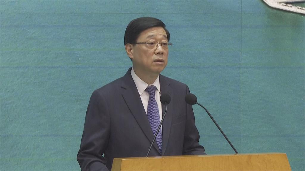 防六四抗議！港警出動「查水表」　男闖天安門升旗被抬走