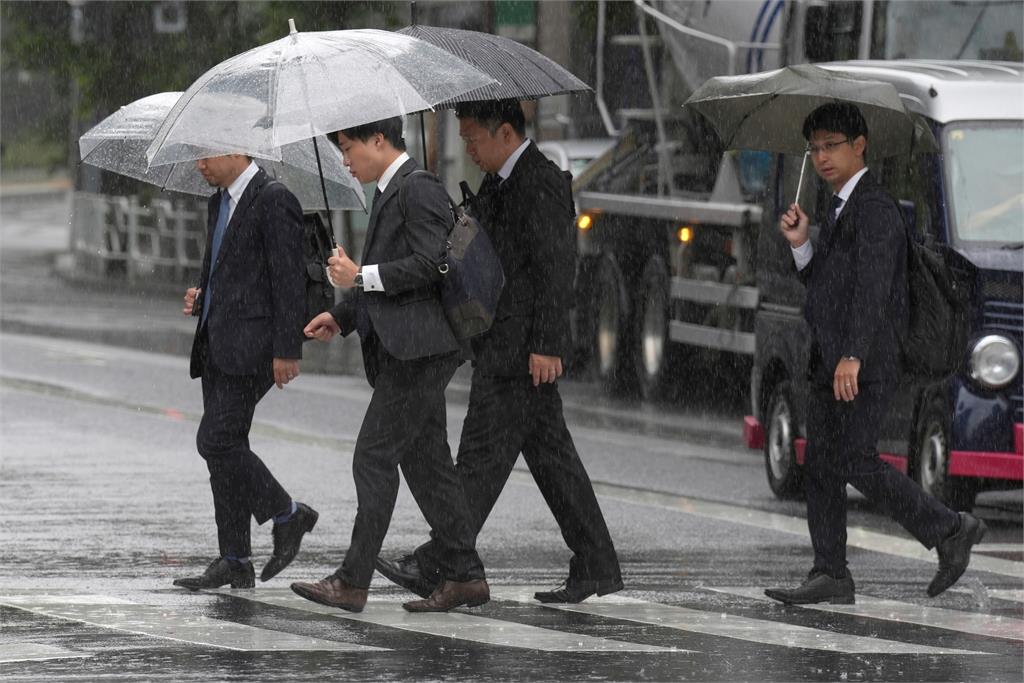 日本東北暴雨不斷、河水暴漲　九州南部炎熱發布中暑警報