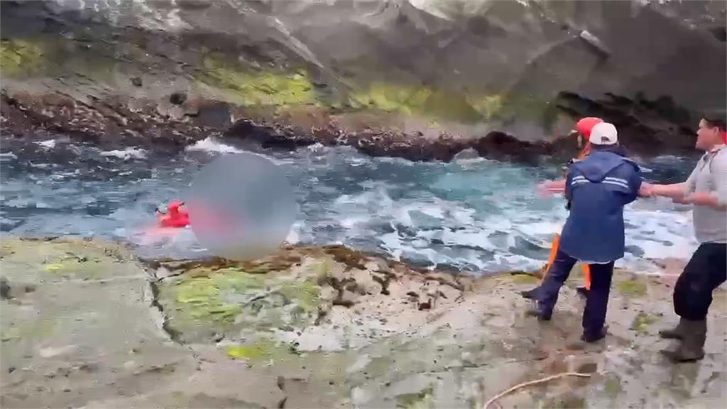 花蓮男子疑因浪襲失足落海！　海巡搶救仍送醫不治