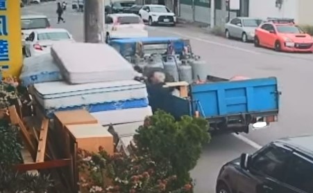新竹床墊行遭亂丟廢床墊　業者怒PO網揪元凶