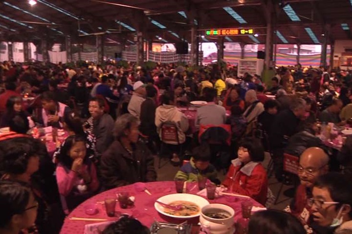 圍爐宴請弱勢民眾  2千人齊吃桌菜