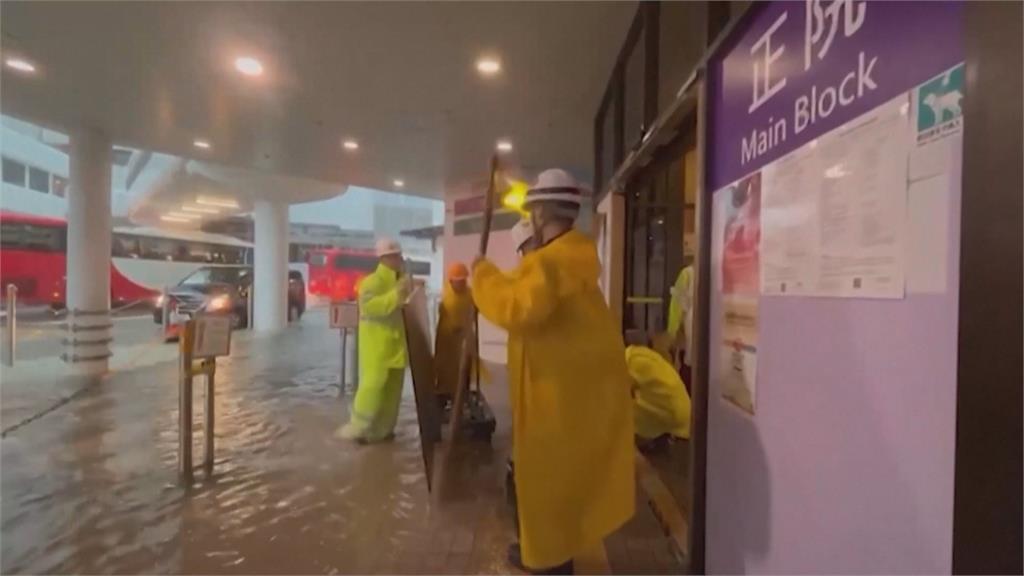 西南氣流襲香港單日雨量破紀錄　汽車淹到滅頂、緊急停課
