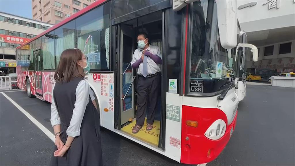 身障人士跌坐路中央！暖心司機下車急救援