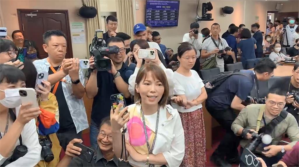 快新聞／陳智菡亂入委員會還直播　黃智賢酸「白黨真偉大」：黃國昌還柯文哲給的權力？
