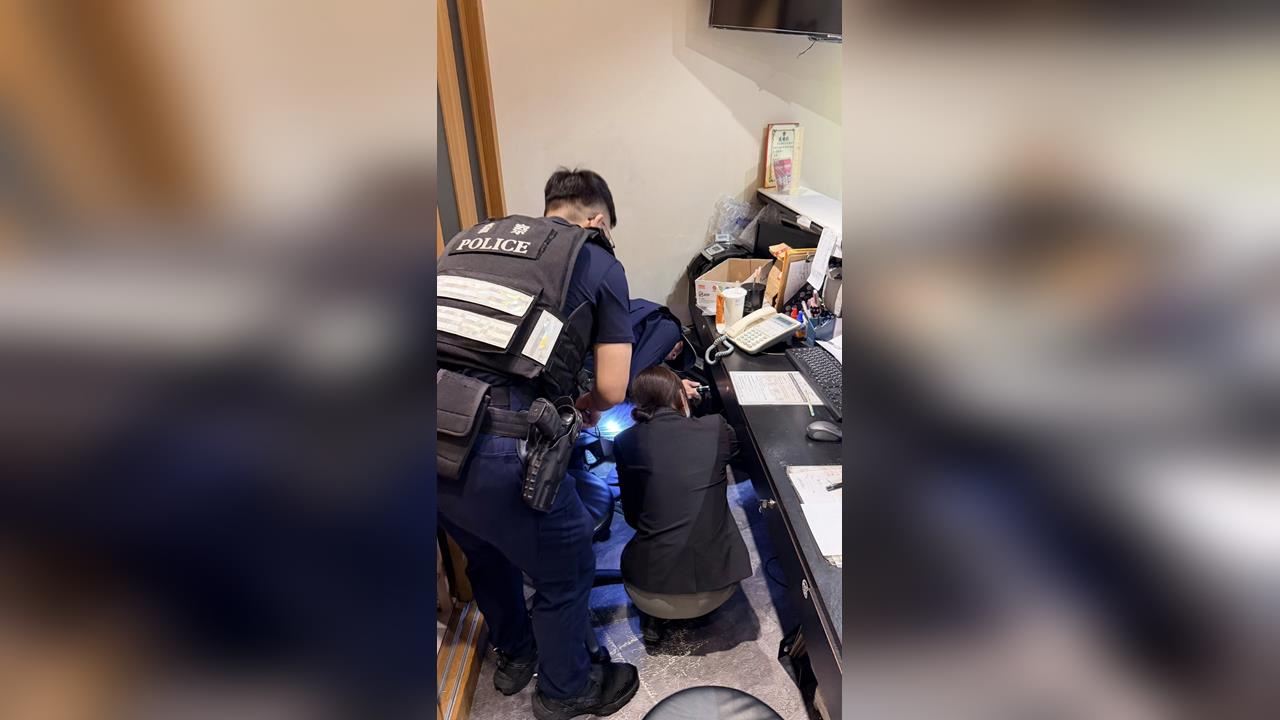 快新聞／好變態！牙助控櫃檯下裝監視器「拍裙底」　中和警勘查：朝金庫拍、沒有運作