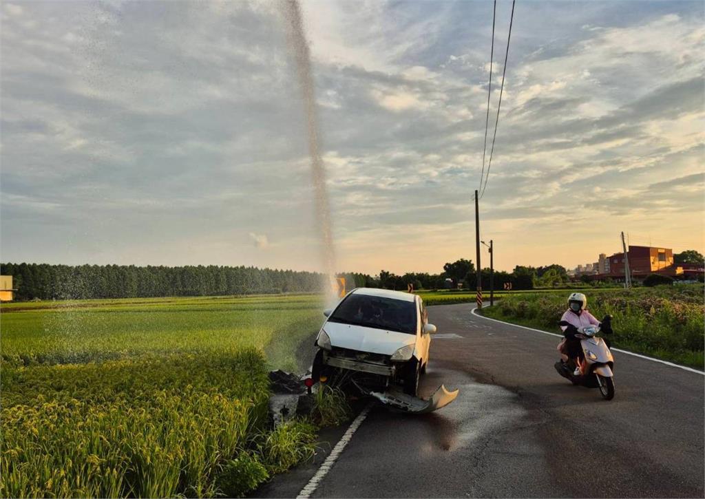 駕駛撞斷路邊水管　大量水花形成彩虹噴泉吸睛