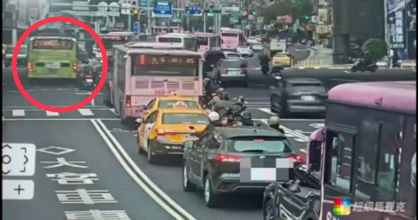 公車司機搶快闖紅燈! 騎士左轉迎面撞上急送醫