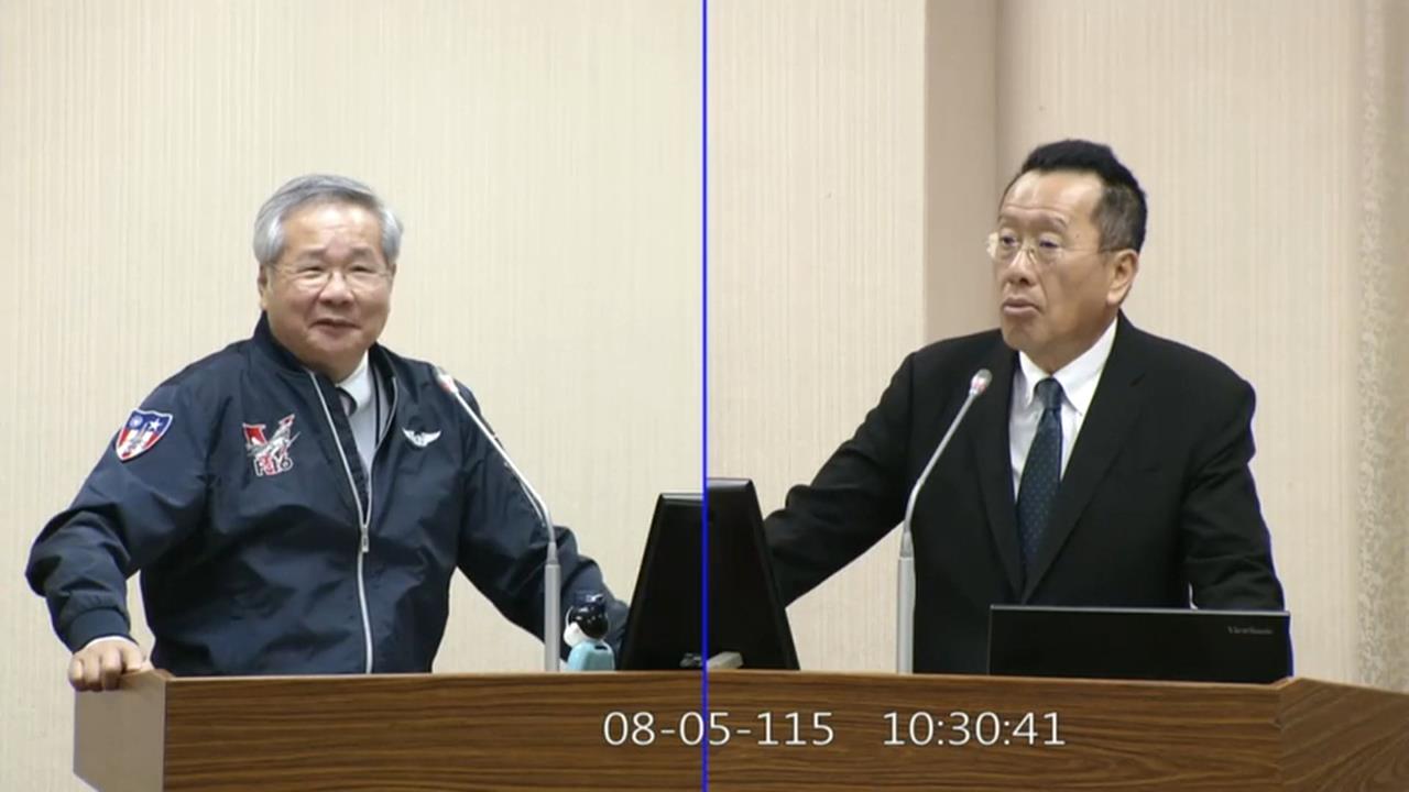 質詢無厘頭！許忠信秀飛行夾克.邱慧洳扯阿公　網友：浪費納稅人錢