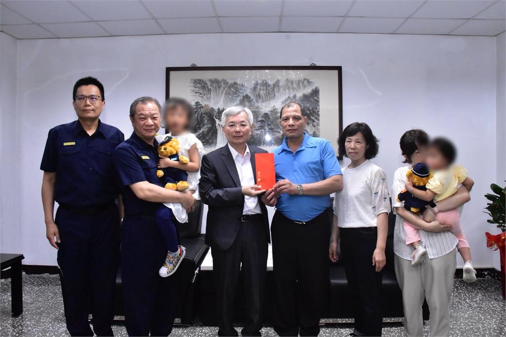 警政署長張榮興土城慰問殉職警察遺眷　「１幅畫」令人鼻酸