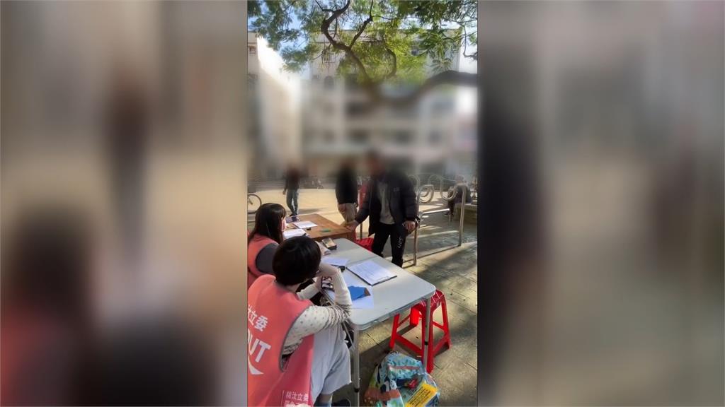 來鬧的！桃園延平公園罷免連署站遇醉男咆哮.摔桌 嚇壞志工