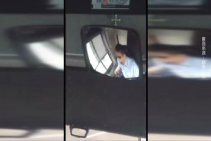 國光駕駛開車邊滑手機  乘客大罵