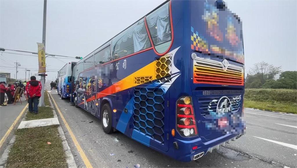 快新聞／嘉義進香團2遊覽車及自小客車追撞　23傷緊急送醫救治中