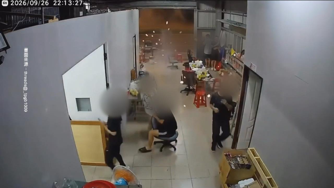 中秋危險亂象！台南鞭炮衝室內　高雄人行道放煙火波及車輛
