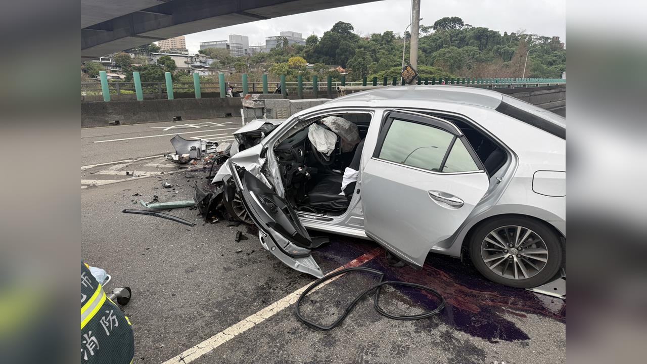 快新聞／車頭全爛！自撞新北福和橋橋墩　64歲男陷昏迷送醫搶救中