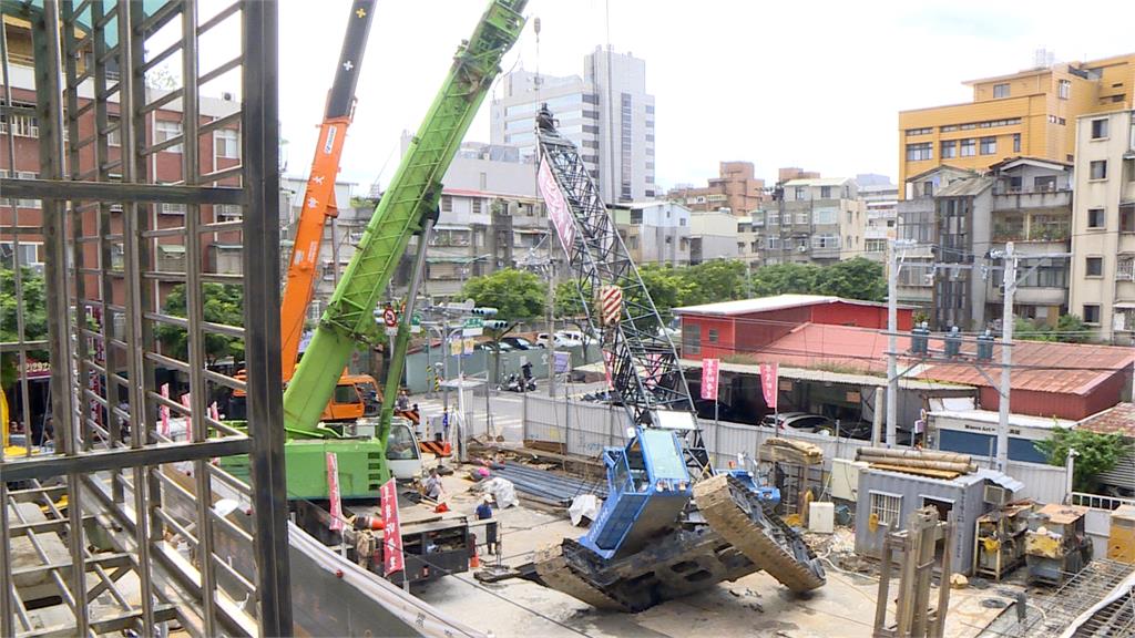 永和吊臂砸電桿釀千戶停電　電線一度起火居民嚇壞