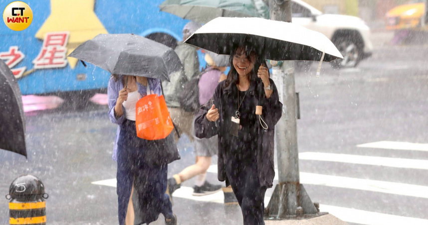 10縣市豪雨特報！800毫米驚人雨量「花東下到紫發白」　2原因曝光