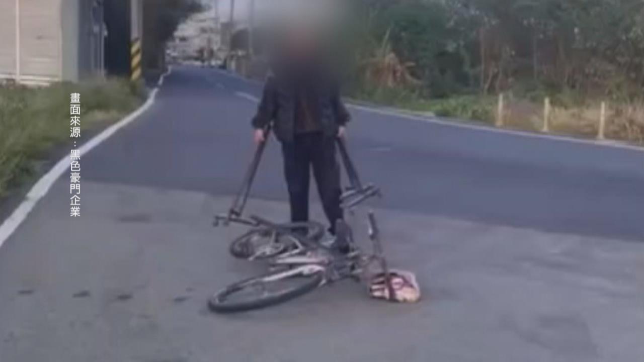 男失控朝街頭路人大小聲  持器械猛砸地面嚇壞民眾