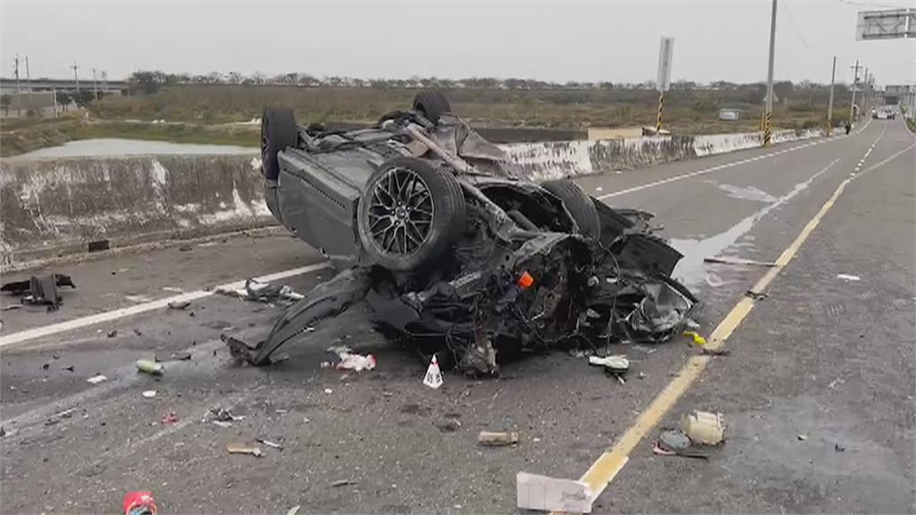 台南重大車禍！　轎車撞橋墩　4人噴飛2人命危