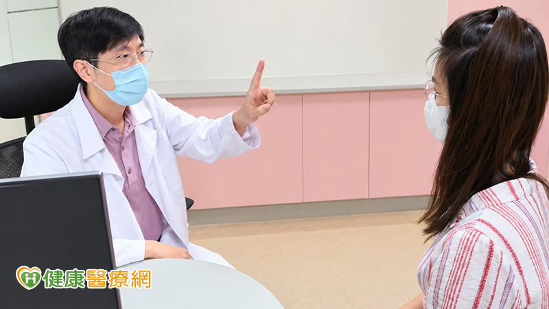 單側耳鳴別只當疲勞！40歲女聽力突然下降　竟是「耳中風」