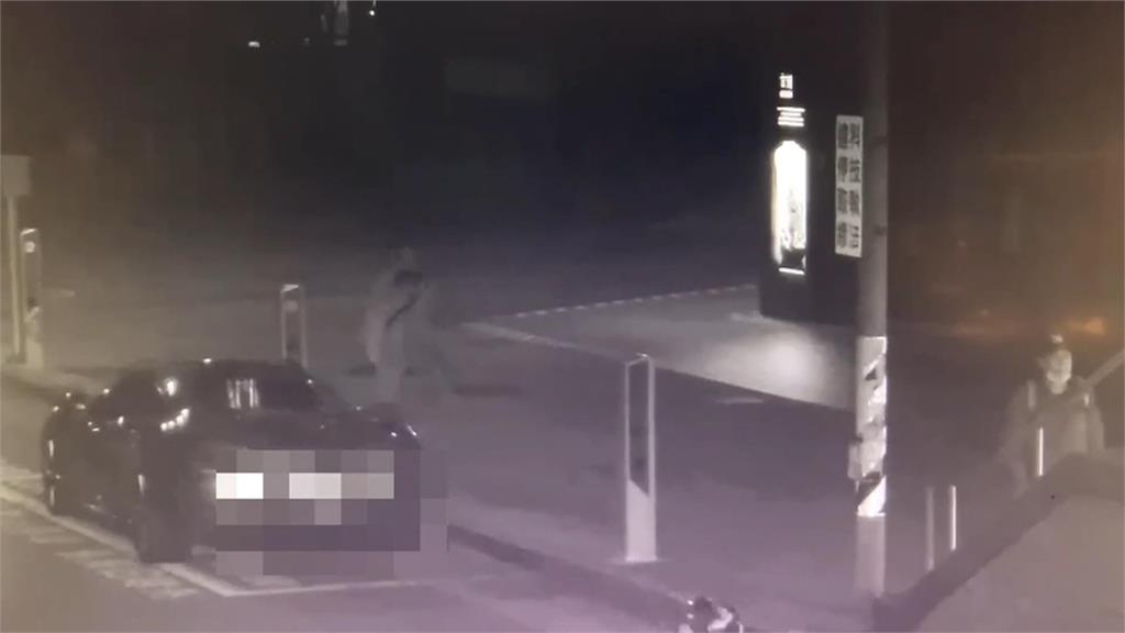 藝人邱彥翔酒醉失控　拿鐵棍插千萬超跑　經紀人：「順手丟掉」
