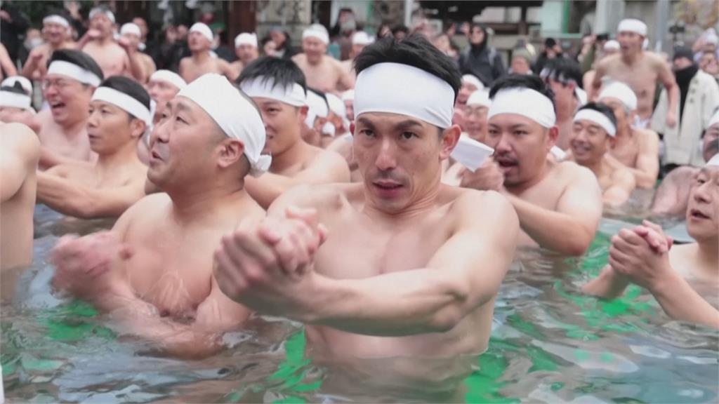日本新年「泡冰水」儀式　民眾不畏寒冷為來年祈福