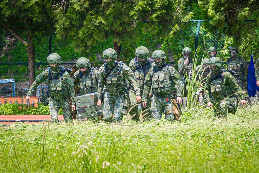 快新聞/引擎沒有熄火! 漢光演習AH-1W眼鏡蛇直升機「熱加油掛彈」