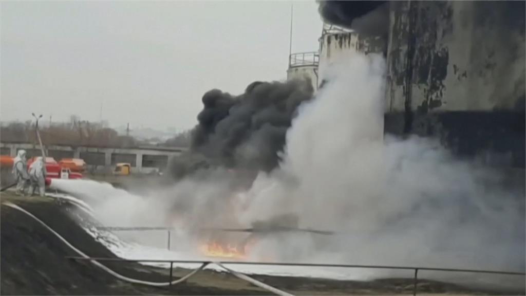 烏克蘭跨境轟炸俄羅斯儲油槽　爆炸起火烈焰竄天