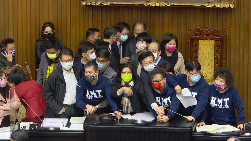 快新聞／國民黨占主席台癱瘓議事　柯建銘同意撤回《地制法》逕付二讀提案