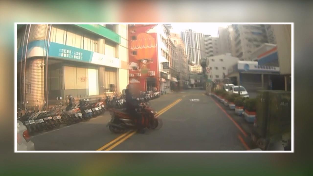 仗勢恐嚇？行車糾紛「亮市府證件」　騎士跨越雙黃線攔車挨罰