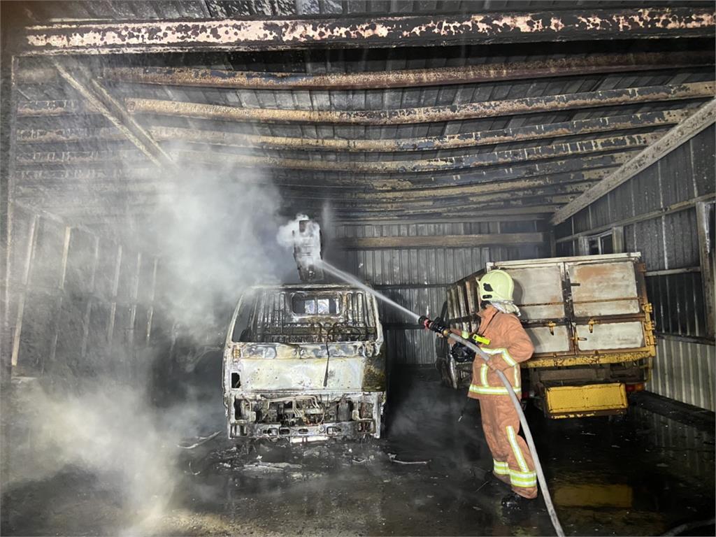快新聞／澎湖馬公資源回收場車棚起火4車遭燒毀 警消釐清是否人為縱火