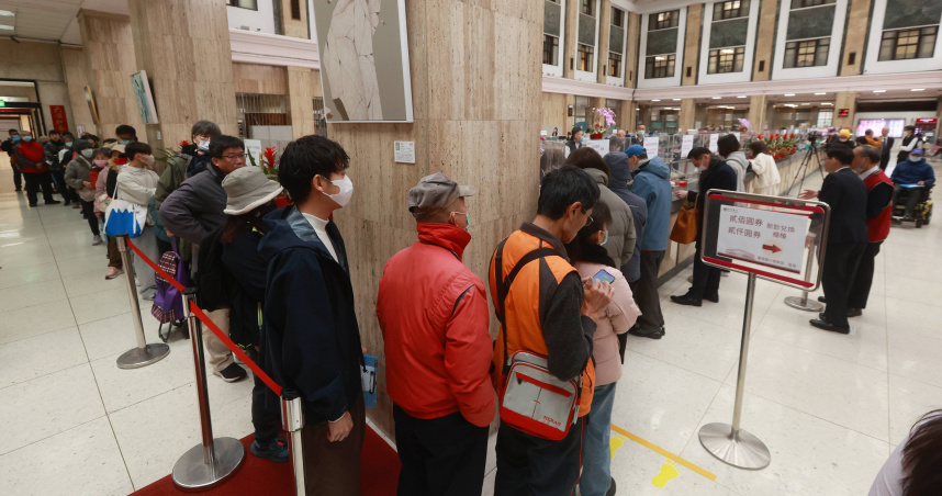 春節換新鈔銀行湧人潮！ATM沒人遭酸「台灣人愛排隊」　網友曝關鍵原因