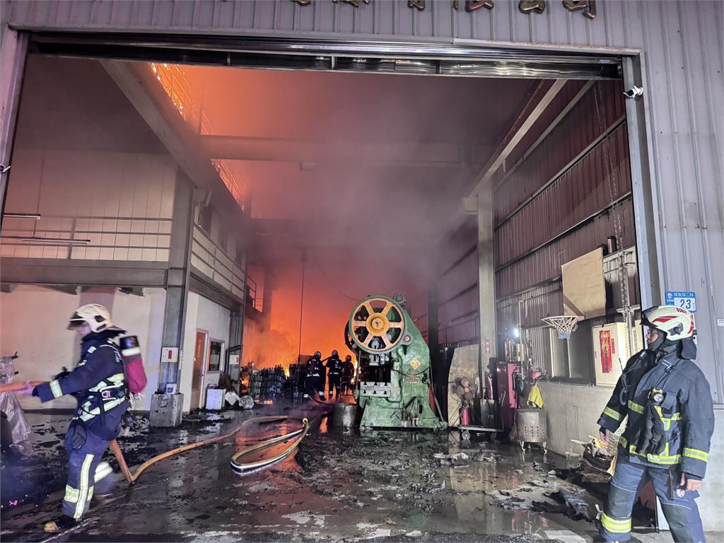 快新聞／濃煙直竄！車輛請改道　新北五股民義路二段發生大火、無人受困