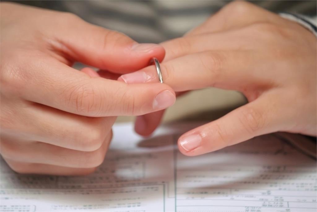 新婚夜婆婆宣讀4點家規　新娘霸氣秒摘戒：直接離婚