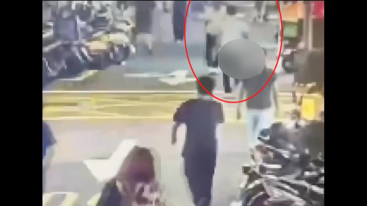 醉男踢水餃店招牌 被前竹聯幫堂主店老闆追砍